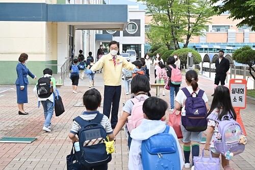 사진은 지난 6월 구미 금오초를 방문한 임종식 교육감 (사진=경북교육청 제공)