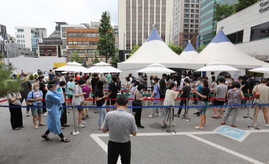 코로나19 확산세가 지속되는 가운데 21일 신규 확진자 수는 1880명으로 집계됐다. 사진=박정훈 기자