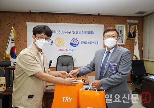 한성대학교 4학년 장동화 학생이 임관수 회장에게 감사의 의미를 담은 작은 선물을 증정하고 있다.