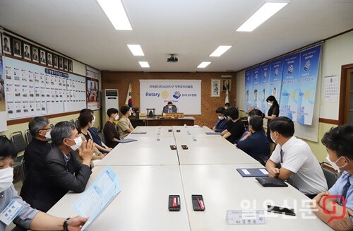 장학증서 수여식이 개최된 양평로타리클럽 사무실.