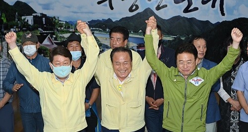 지난해 7월 경북 군위군청에서 대구·경북 통합신공항 공동후보지 유치 신청 합의문을 발표했다. (사진=대구시 제공)