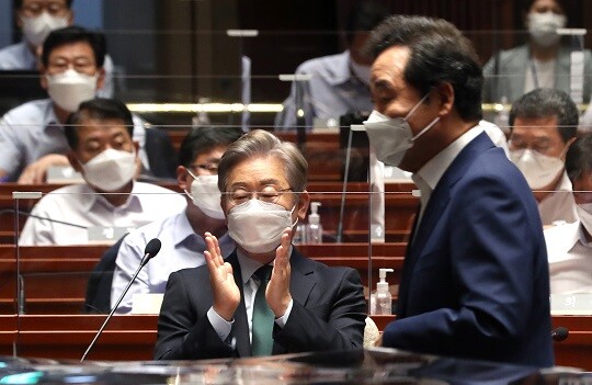 이재명 경기도지사가 8월 26일 오전 서울 여의도 국회에서 열린 정기국회대비 의원 워크숍에서 단상으로 향하는 이낙연 전 대표를 향해 박수를 치고 있다. 사진=이종현 기자