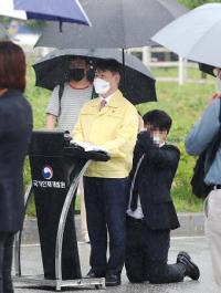 강성국 법무부 차관, 우산 의전 논란에 “사과드린다”