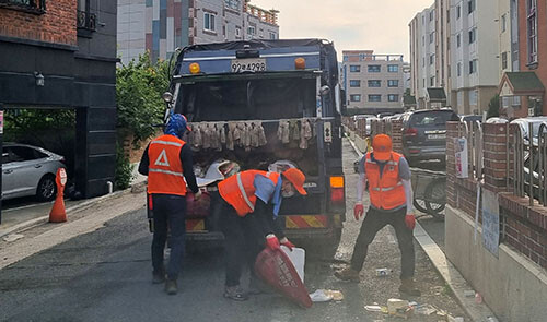 환경미화원 생활쓰레기 수거작업 (사진=경주시 제)공