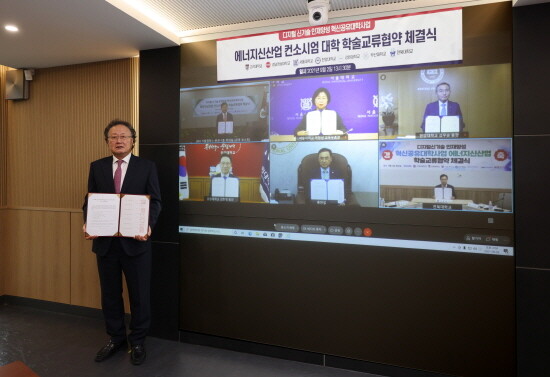 추만석 경남정보대 총장이 디지털 혁신공유대학 학술교류 협약과 관련해 기념촬영을 갖는 모습.