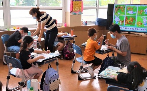 교육력 향상을 위해 선생님이 학생들을 지도하고 있다. (사진=경북교육청 제공)