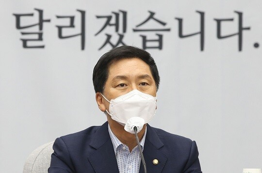 국회사무처는 3일 김기현 국민의힘 원내대표가 제기한 ‘유엔의 특별보고관 서한 은폐 의혹’에 대해 “2일 오전 국회의장에게 보고했다”고 설명했다. 김 원내대표가 이날 서울 여의도 국회에서 열린 원내대책회의에서 모두발언을 하고 있다. 사진=이종현 기자