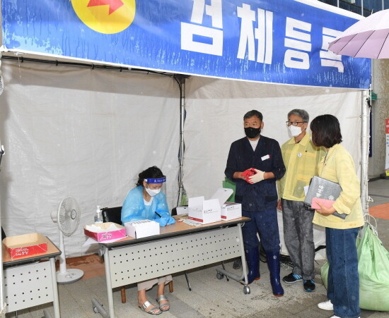 오규석 기장군수는 9월 6일 오전 정관보건지소 임시선별검사소를 찾아 현장을 점검했다.