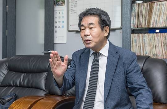 작사가 김병걸이 일요신문과 인터뷰를 하는 모습. 사진=최준필 기자