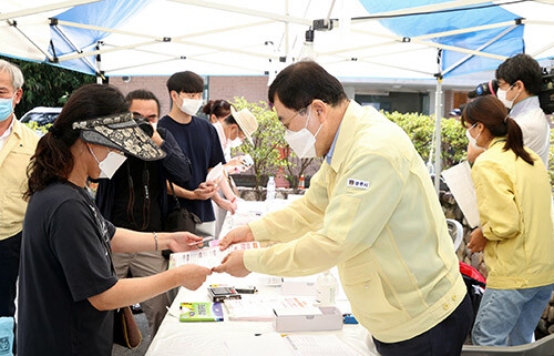 9일 오전 경주시 동천동 동천우방아파트에 마련된 현장접수처에서 주낙영 시장이 '경주시민 코로나 특별지원금' 선불카드를 시민들에게 배부하고 있다 (사진=경주시 제공)