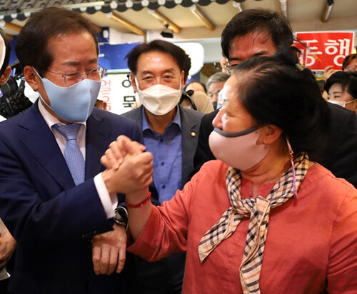 국민의힘 홍준표예비후보가 11일 포항 죽도시장을 찾아 지지층과 포항시민들의 환호를 받고 있다 (사진=홍준표 예비후보 사무소 제공)