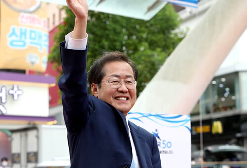 국민의힘 대권 주자 홍준표 예비후보가 13일 오후 대구 중구 동성로에서 'TK 재도약 5대 비전'을 발표하고, 지지자들에게 인사하고 있다 (사진=연합뉴스 제공)