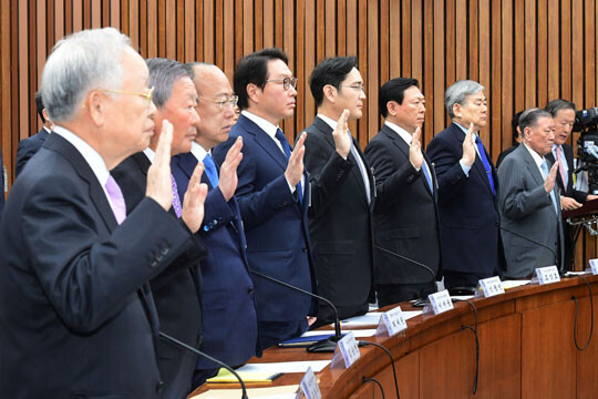 '국정농단 게이트' 연루 논란이 불거지자 삼성, 현대자동차, SK, LG 4대 그룹은 전경련을 탈퇴했다. 2016년 12월 6일 허창수 전경련 회장(오른쪽)을 비롯한 8대그룹 총수들이 국정농단 청문회에서 증인선서 하고 있다. 사진=사진공동취재단