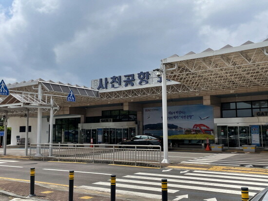 사천공항 입구 모습.