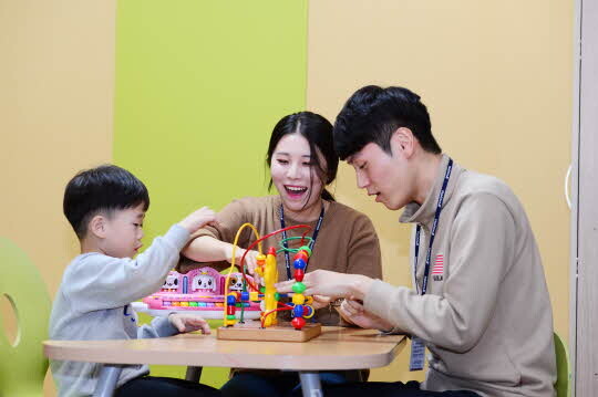 언어발달발달 장애 및 발달지체아동을 대상으로 언어치료교구를 활용해 언어치료를 하고 있다. <대구보건대학교 제공>