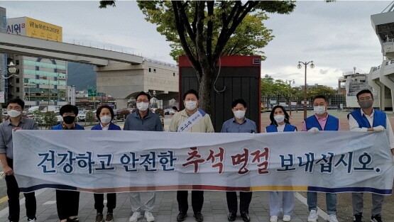 이재영 위원장을 비롯한 더불어민주당 양산갑 지역위원회 일동이 추석 인사 메시지를 전하는 모습.