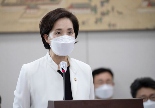 정부가 2023년 대입부터 지방대학의 의대, 치대, 한의대, 약학대, 간호대와 법학전문대학원 등의 지역 인재 선발을 의무화했다. 9월 14일 국회 교육위원회 전체회의에서 발언을 하고 있는 유은혜 교육부 장관. 사진=박은숙 기자