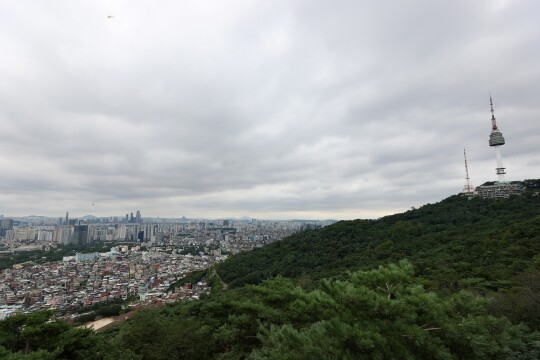 일요일인 26일은 전국이 대체로 구름 많고 흐리겠다. 아침 최저기온은 14∼20도, 낮 최고기온은 22∼26도로 예보됐다. 내륙을 중심으로 낮과 밤의 기온 차가 크겠다. 사진=연합뉴스