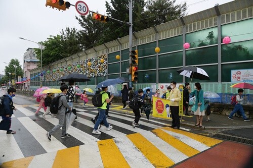 전진선 의장이 초등학교 등굣길 교통안전지도 활동을 하고 있다.