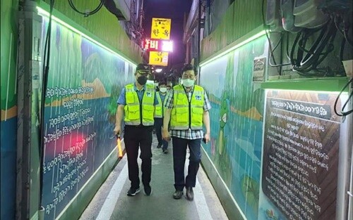 전진선 의장이 자율방범대와 함게 야간 합동순찰을 하고 있다.