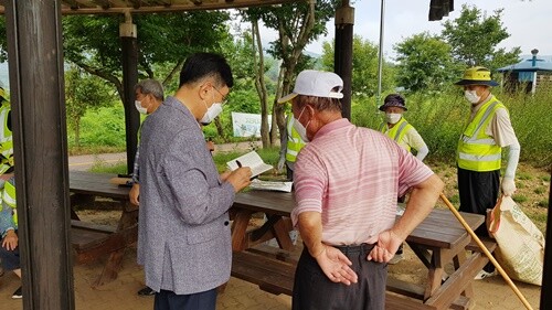 깨끗한 마을만들기 현장을 방문한 전진선 의장이 애로사항을 청취하고 있다.