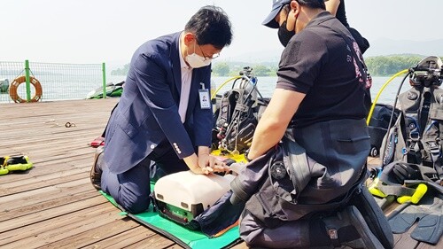 남한강 정화활동 및 심폐소생술 교육 현장을 방문한 전진선 의장.