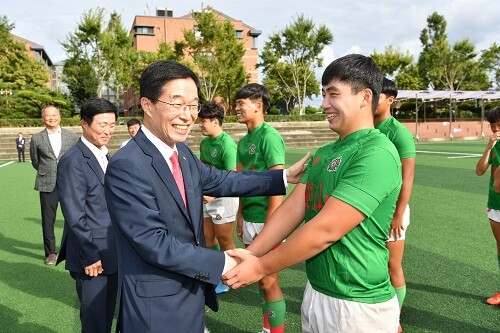 임종식 교육감이 전국체전 출전 럭비선수단을 격려하고 있다. (사진=경북교육청 제공)