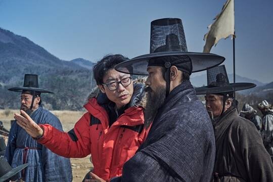 황동혁 감독은 “시즌2를 하게 된다면 프론트맨(이병헌)과 관련한 부분을 풀어야겠다는 생각을 갖고 있다”고 말했다. 사진=영화 ‘남한산성’ 홍보 스킬 컷