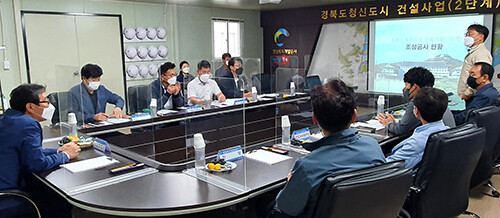 하대성 경북도 경제부지사가 29일 경북도청이전신도시 2단계 건설사업 현장을 찾아 신도시 건설사업의 추진현황을 보고 받고있다 (사진=경북도 제공)