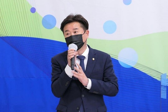 이규민 더불어민주당 의원(사진)이 선거 과정에서 허위사실을 유포한 혐의로 대법원에서 유죄 확정판결을 받았다. 사진=이규민 의원 페이스북