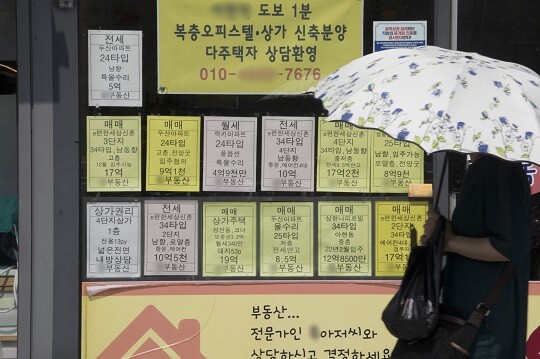 고승범 금융위원장이 가계부채 해결을 핵심 정책 과제로 뽑은 가운데, 가계부채만 조명할 것이 아니라 보다 근본적 원인을 살펴야 한다는 비판이 나온다. 서울 시내 한 부동산 중개업소. 사진=이종현 기자