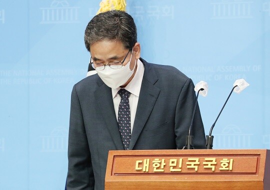 곽상도 의원이 아들의 '화천대유 퇴직금 50억원' 논란 관련 2일 오전 서울 여의도 국회 소통관에서 기자회견을 열고 의원직을 사퇴한다고 밝힌 뒤 고개숙여 인사하고 있다. 사진=임준선 기자