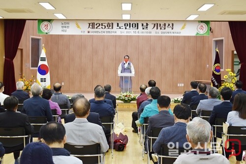 김호일 대한노인회장이 격려사를 하고 있다.