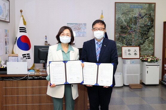 은수미 성남시장과 정윤모 기술보증기금 이사장이 협약식 후 기념 촬영을 하고 있다.