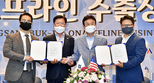 경북도는 지난 8~10일 구미코에서 대면·비대면 온라인 수출상담회를 동시에 열어 226만 5000달러의 현장계약을 비롯해 총 1146만 8000달러 규모 수출계약 및 상담성과를 거뒀다고 밝혔다. 사진 오른쪽 두번째 이철우 지사 (사진=경북도 제공)