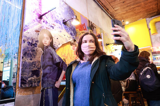 ‘오징어 게임’을 테마로 한 러시아 모스크바의 한국음식 식당에서 한 여성이 셀피를 찍고 있다. 사진=TASS/연합뉴스