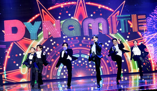 트렌드 전문가 브렌다 가브리엘은 BTS가 노래에서 신체적 이미지, 우울증, 불안과 같은 중요한 문제들을 솔직하게 다루기 때문에 “연예인이자 롤모델로 간주되고 있다”고 강조했다. 사진=더팩트 제공