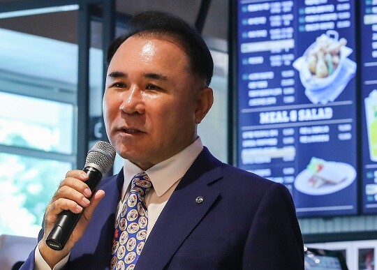 윤홍근 BBQ 회장(사진)이 매장에서 갑질을 했고 BBQ가 기준미달 식자재를 공급했다는 취지의 허위 인터뷰를 한 혐의로 재판에 넘겨진 가맹점주에게 1심 법원이 무죄로 판단했다. 사진=연합뉴스