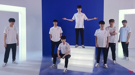 T1이 한화생명e스포츠에 압도적 승리를 거두며 롤드컵 4강 진출을 확정지었다.사진=T1 페이스북