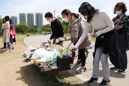 지난 5월 11일 서울 반포한강공원에서 시민들이 고 손정민 씨를 추모하는 모습. 사진=박정훈 기자