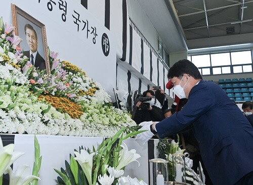 27일 오후 두류공원 안병근올림픽기념유도관에 마련된 故 노태우 전 대통령 분향소에서 권영진 시장이 애도를 표하고 있다. (사진=대구시 제공)