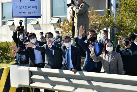 경기도와 김포, 고양, 파주 3개 시는 27일 일산대교 현장에서 통행료 무료화를 발표했다./사진=김포시 제공