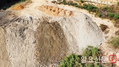 양평군 소하천정비 사업에서 발생한 폐기물로 의심되는 토사가 임야(사진)에 불법성토 되면서 인근 주민들이 환경을 오염시키는 명백한 불법행위라며 비난하고 있다.