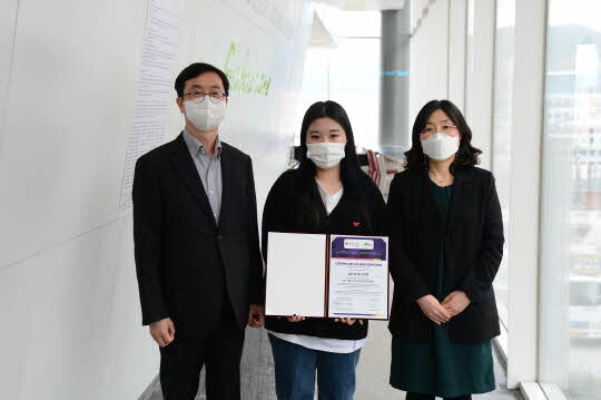 이규은 학생(가운데)과 김경용 국제교류원장(왼쪽), 간호학과 송미령 교수(오른쪽) <대구보건대학교 제공>