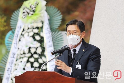 전진선 군의장이 축사를 하고 있다.