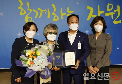 3일 개최된 2021년 자원봉사자의 날 기념식에서 경기도지사상을 수상한 천영숙(아름다운동행봉사회) 봉사자가 정동균 군수와 기념촬영을 하고 있다.