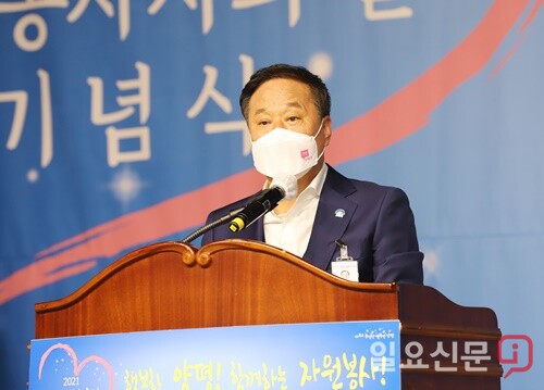 격려사를 하는 정동균 군수.