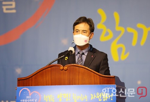 내빈소개를 하는 윤기용 센터장.