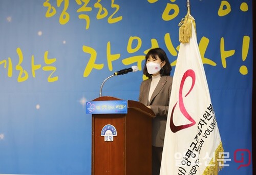 이보경 사무국장이 사회를 맡아 행사를 진행하고 있다.