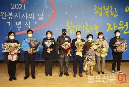 양평군수상 수상자들이 정동균 군수와 기념촬영을 하고 있다.